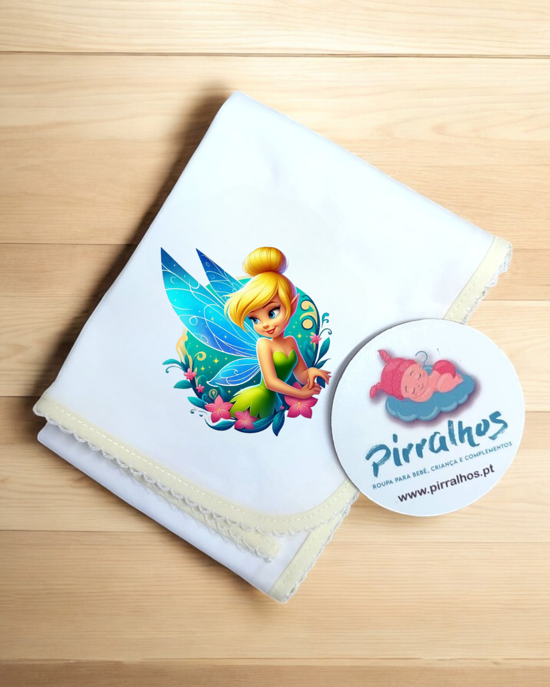 Fralda branca com ilustração de fada e etiqueta do Pirralhos