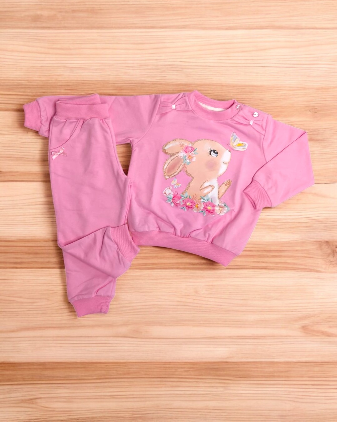 Conjunto de criança rosa com estampa de coelho e borboleta
