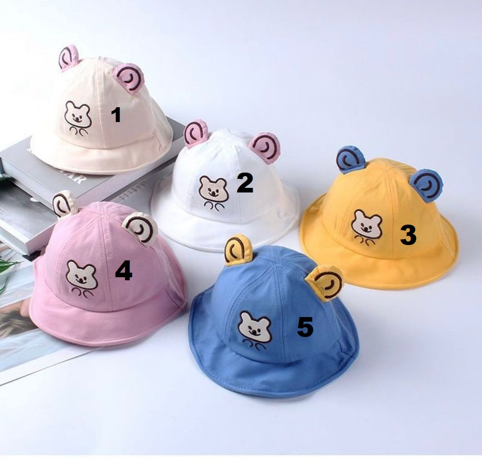 Cinco chapéus infantis coloridos com orelhas e desenho de urso
