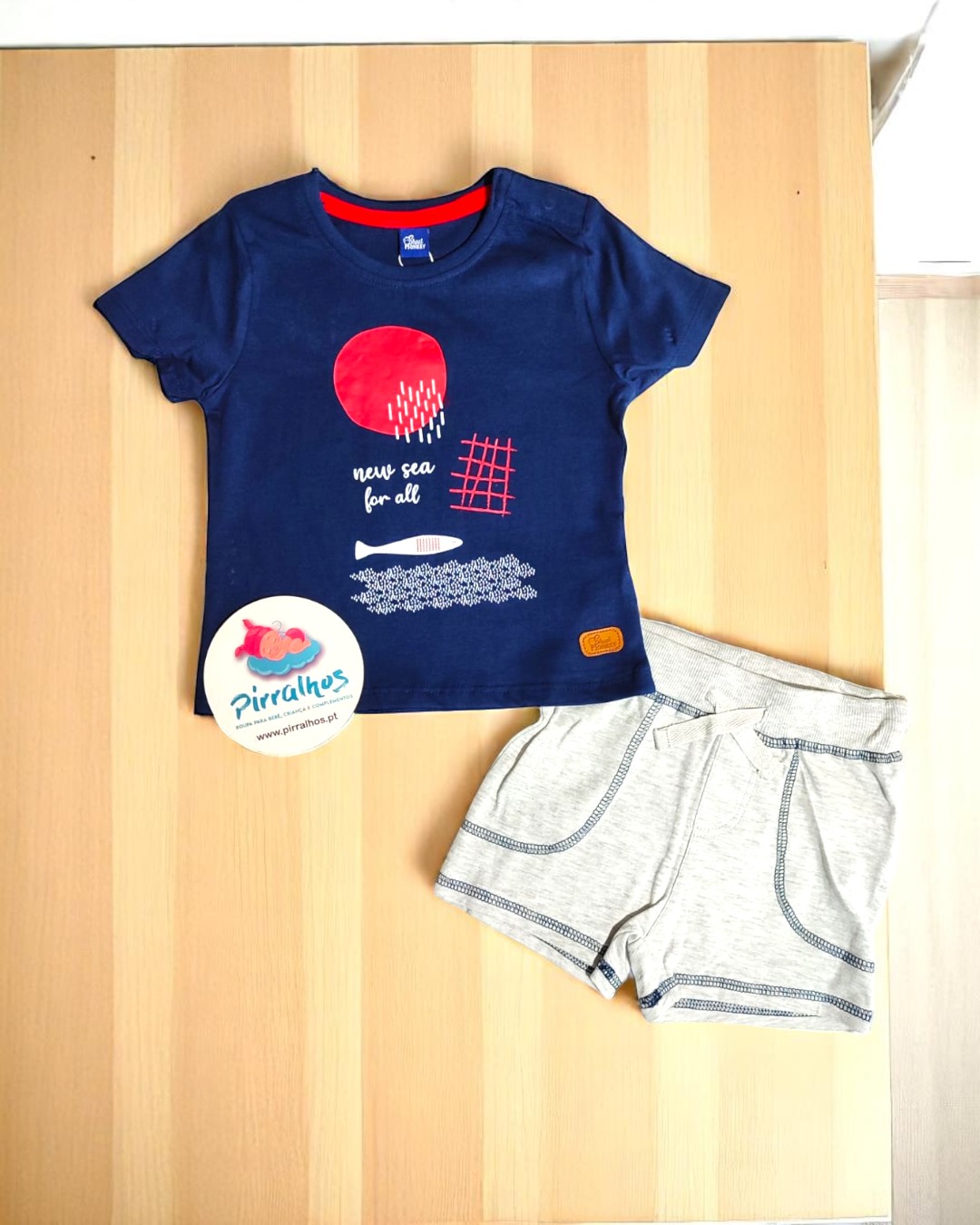 Conjunto infantil t-shirt azul escura com estampado e calções cinza claro