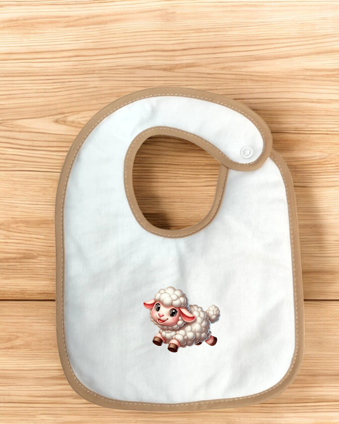 Babete branco com bordas castanhas e desenho de cordeiro