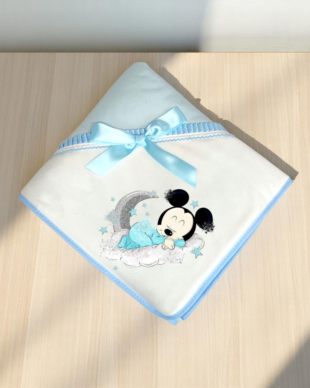 Manta branca com borda azul e estampa de bebé Mickey Mouse a dormir