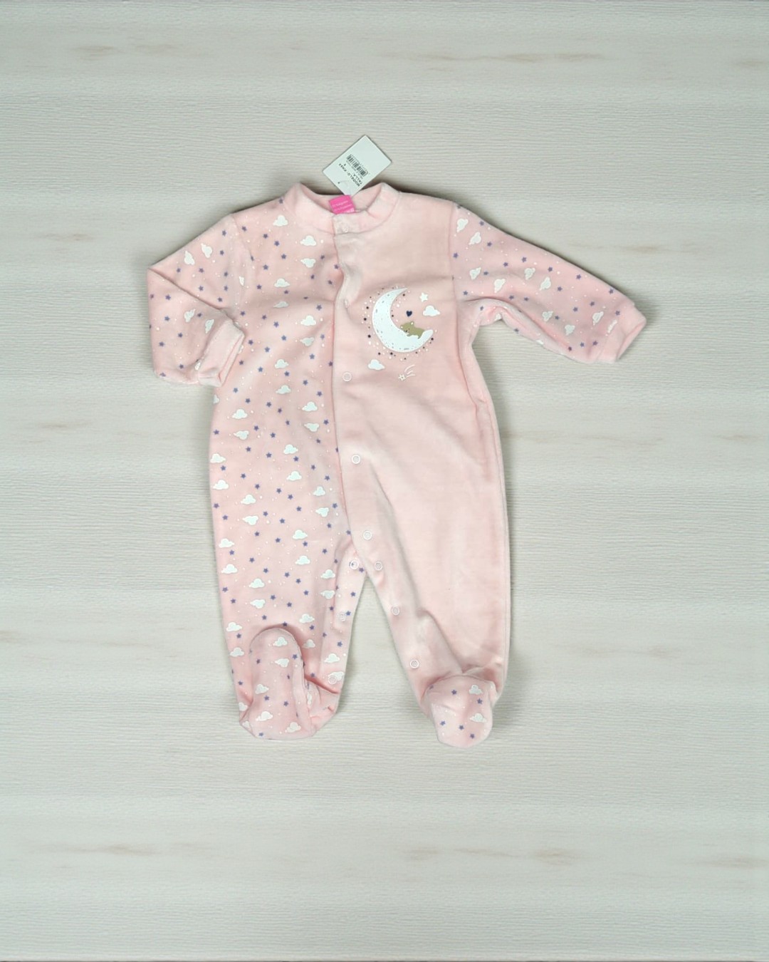 Pijama cor-de-rosa para bebé com padrão de nuvens e estrelas
