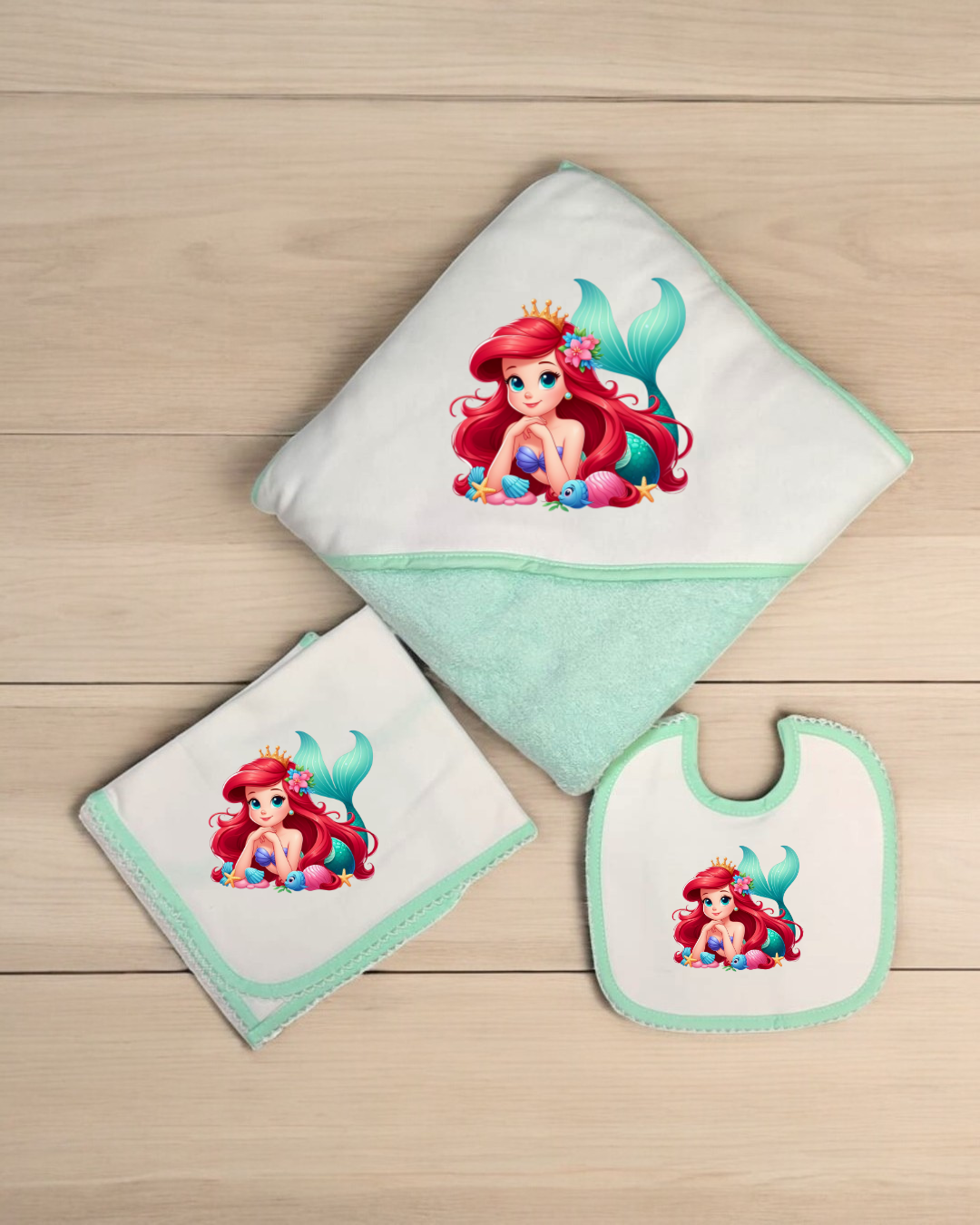 Conjunto de bebé branco com bordas verdes e estampa colorida de sereia