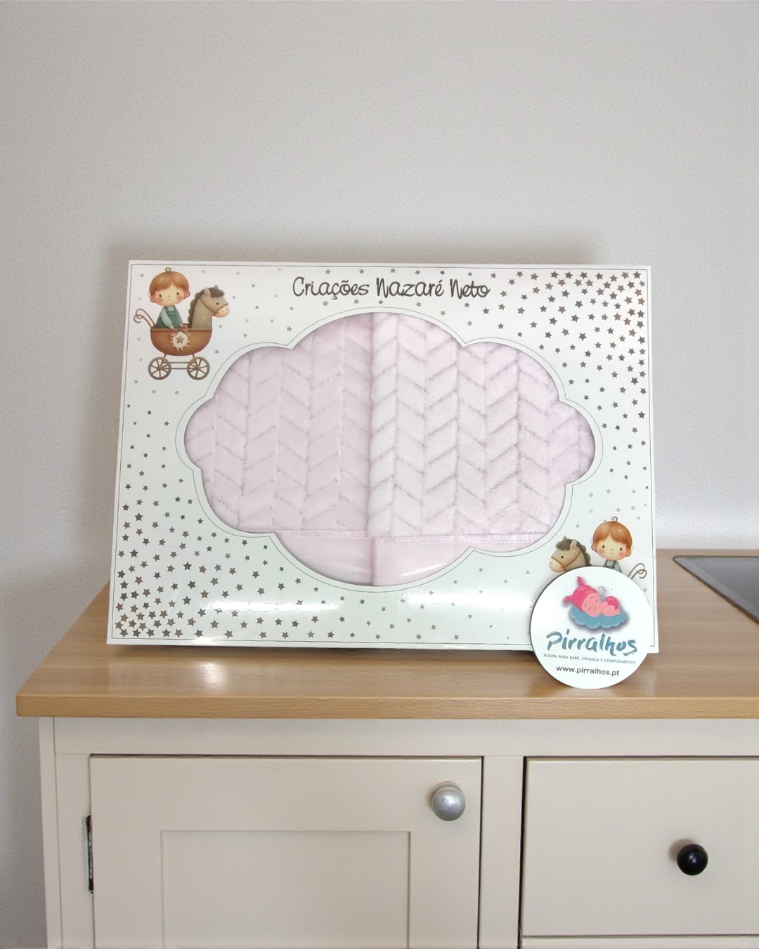 Caixa de embalagem branca com tecido rosa claro e ilustrações infantis