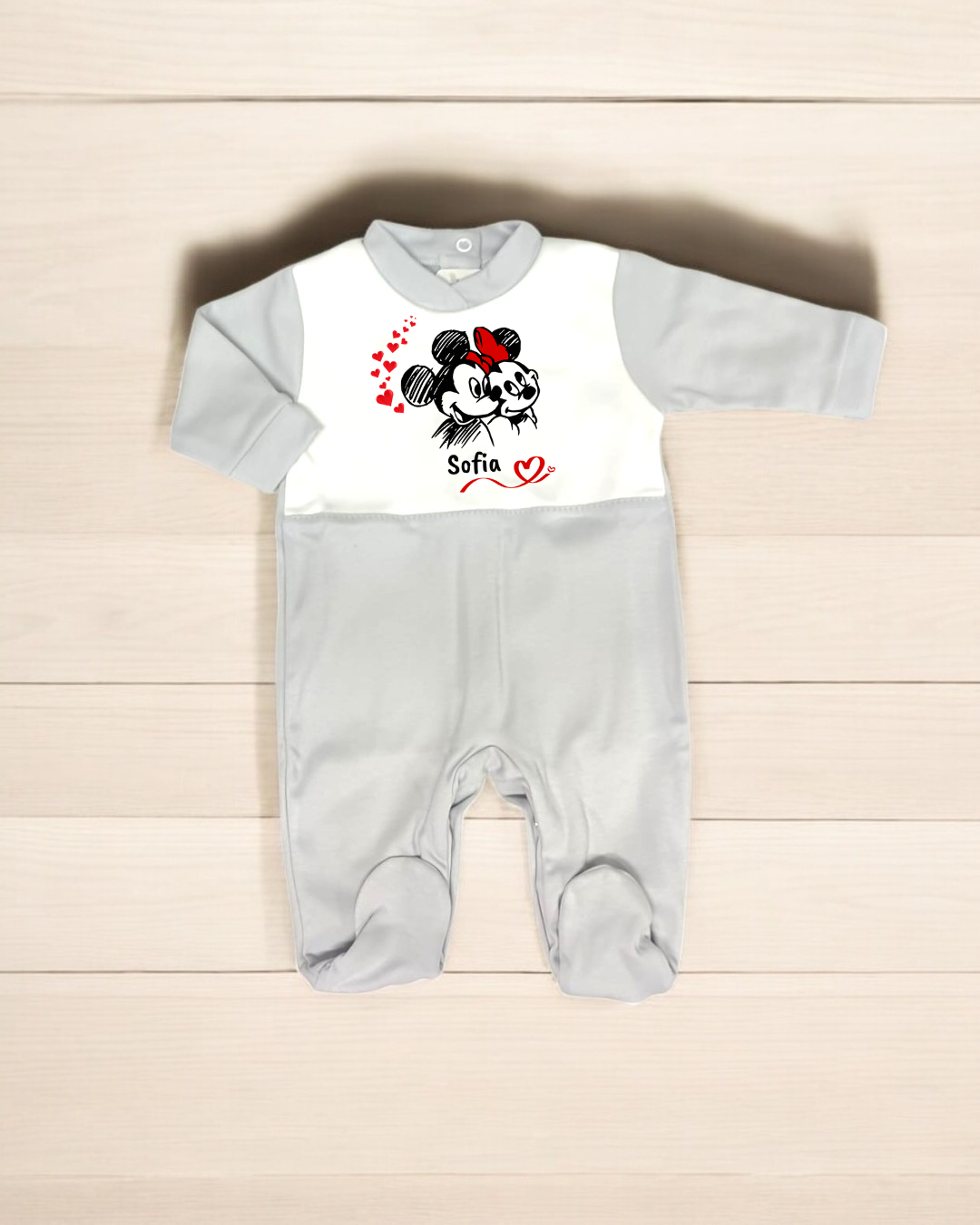 Macacão de bebé cinzento e branco com desenho de personagens estilo Mickey Mouse e nome Sofia