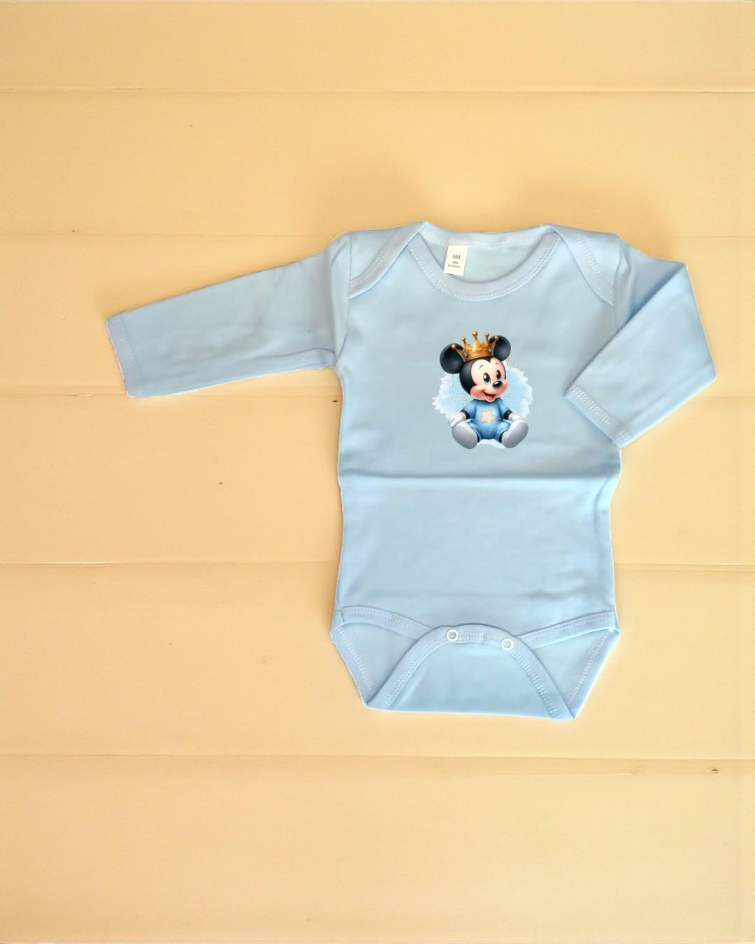 Body azul claro para bebé com imagem de Mickey Mouse com coroa.