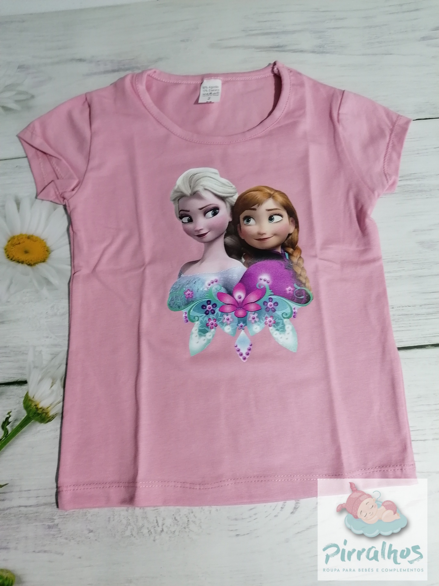 T-shirt rosa de criança com estampa das personagens Elsa e Anna