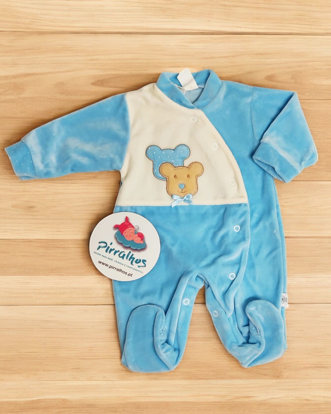 Macacão azul e branco para bebé com padrão de ursos e botões de pressão