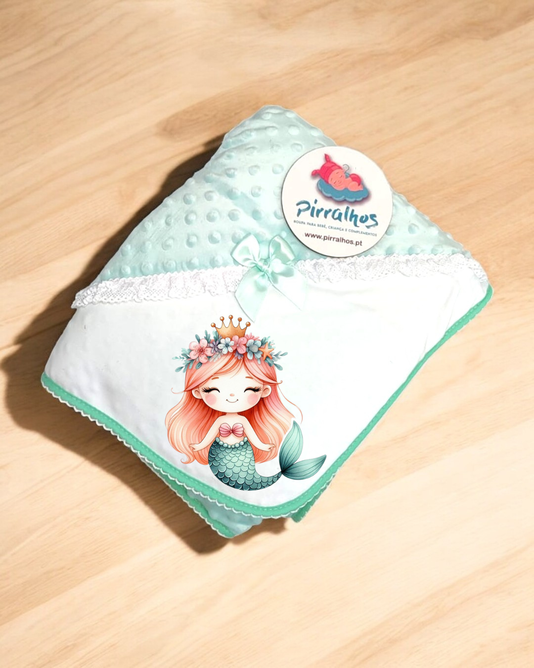 Manta para bebé verde claro e branco com desenho de sereia e etiqueta Pirralhos