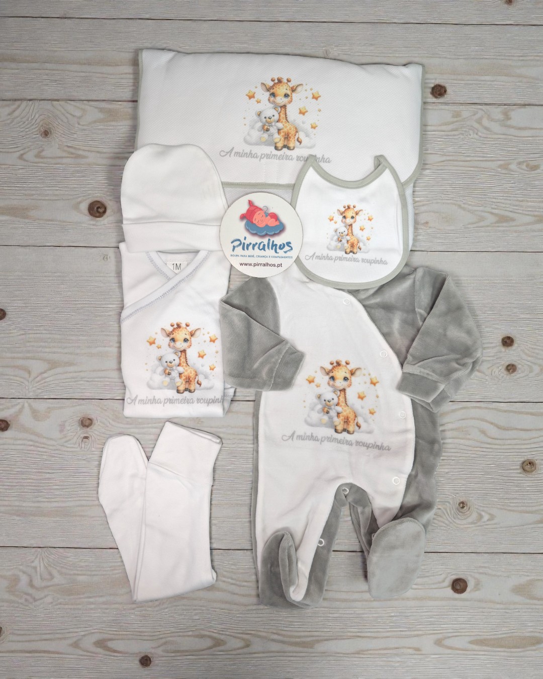 Conjunto de roupa de bebé com ilustração de girafa e ursinho, textos, e fundo de madeira