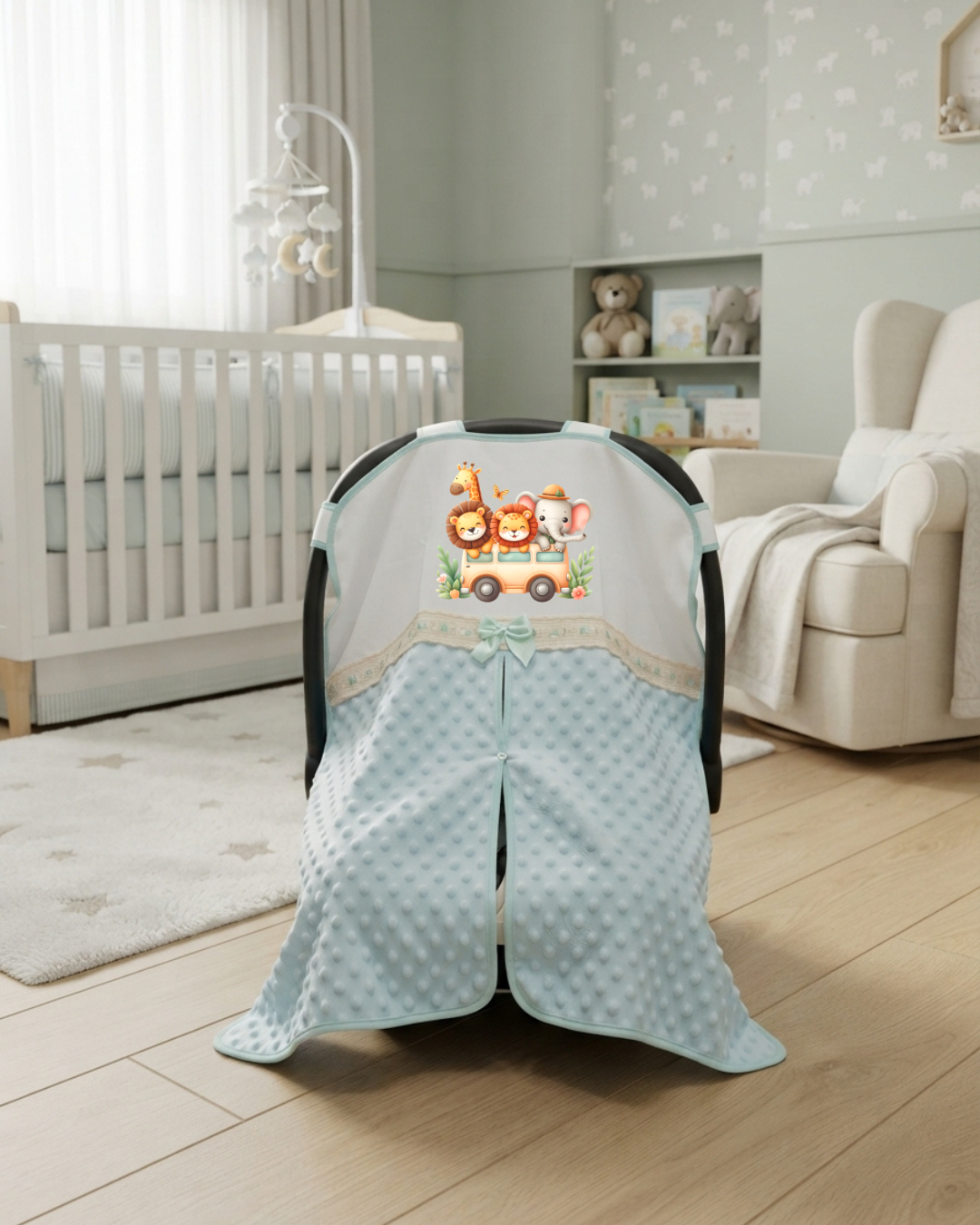 Capa azul clara com estampagem de animais em cadeira de bebé num quarto infantil