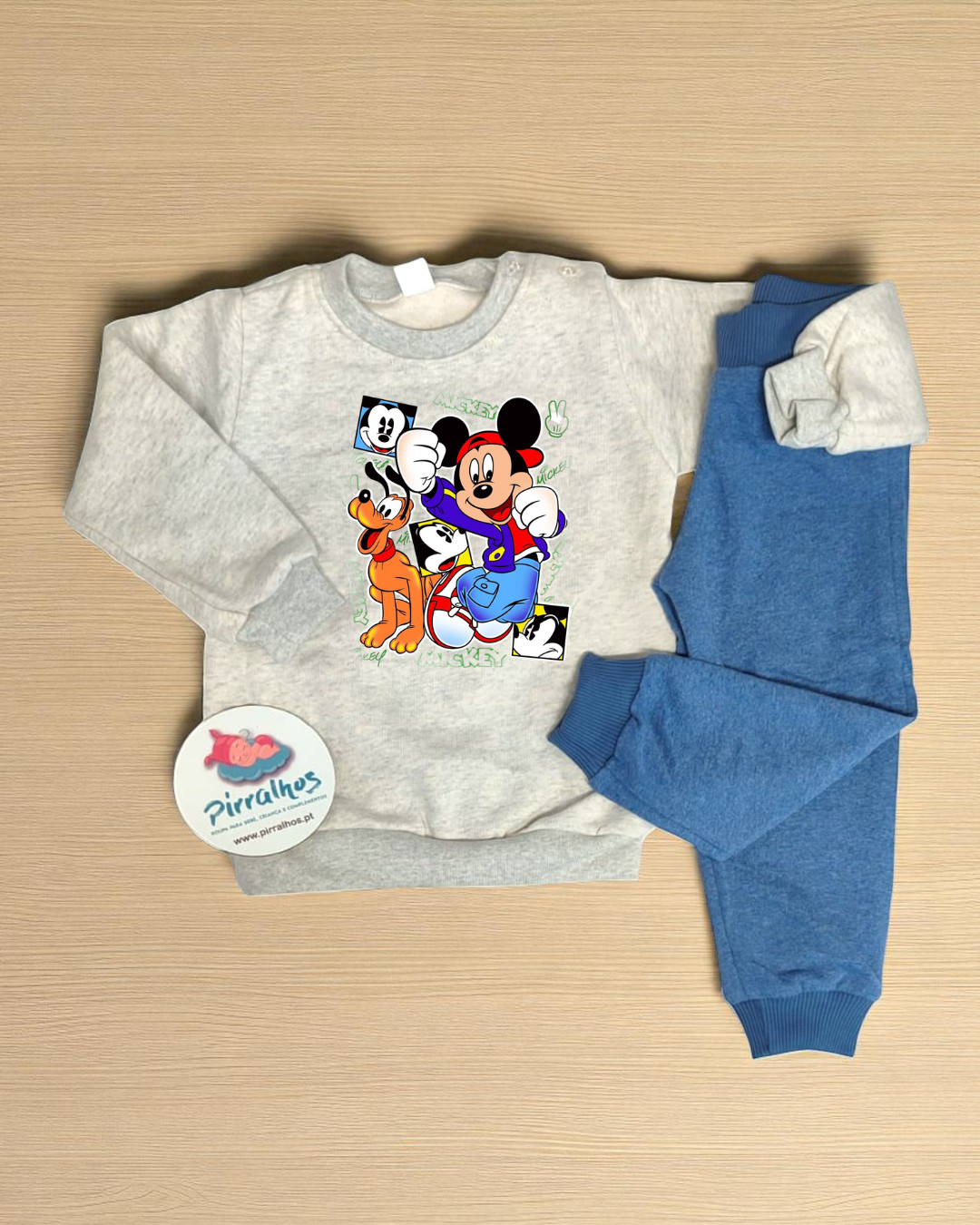 Conjunto roupa infantil com camisola cinzenta estampada de Mickey Mouse e Pluto e calças azuis