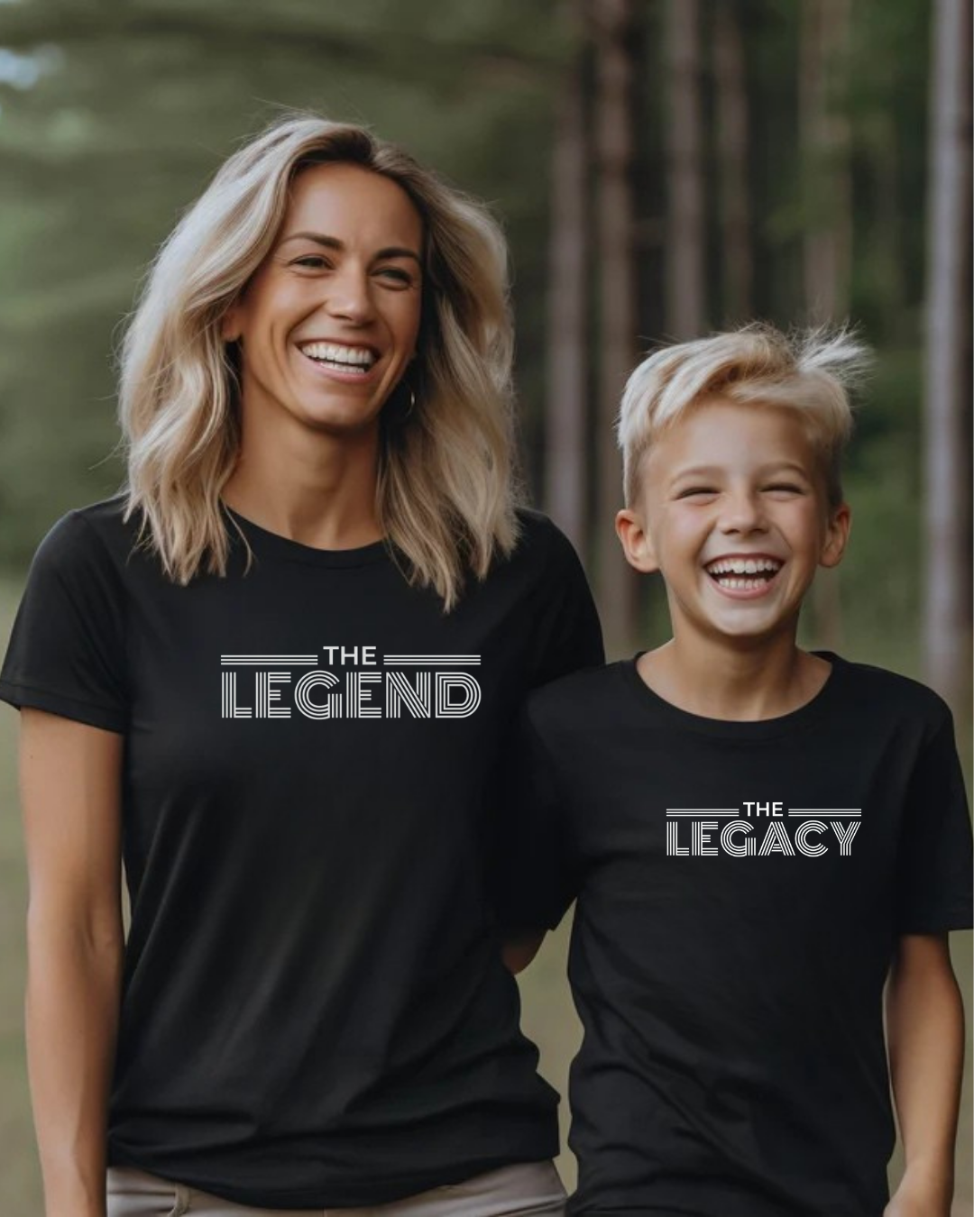 Adulto e criança com T-shirts negras com texto branco THE LEGEND e THE LEGACY num ambiente florestal