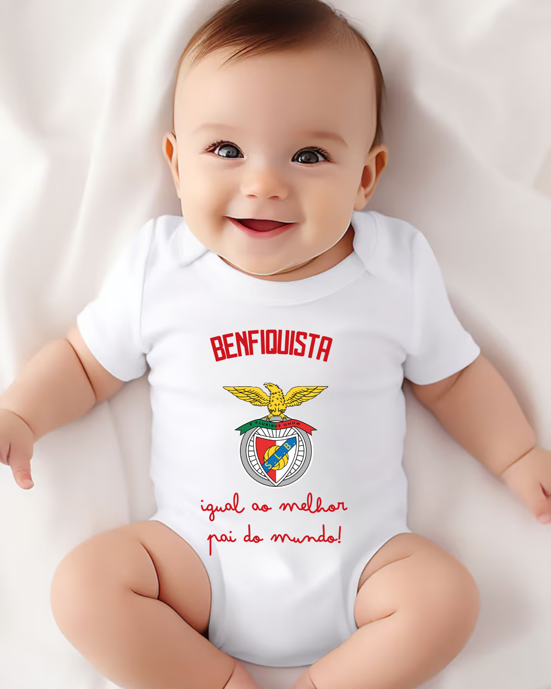 Body branco de bebé com impressão BENFIQUISTA igual ao melhor pai do mundo! com emblema do SL Benfica