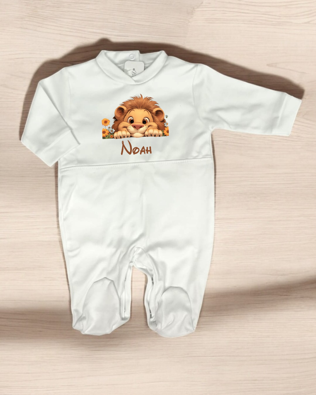 Macacão branco de bebé com estampa de leão e nome 'Noah'