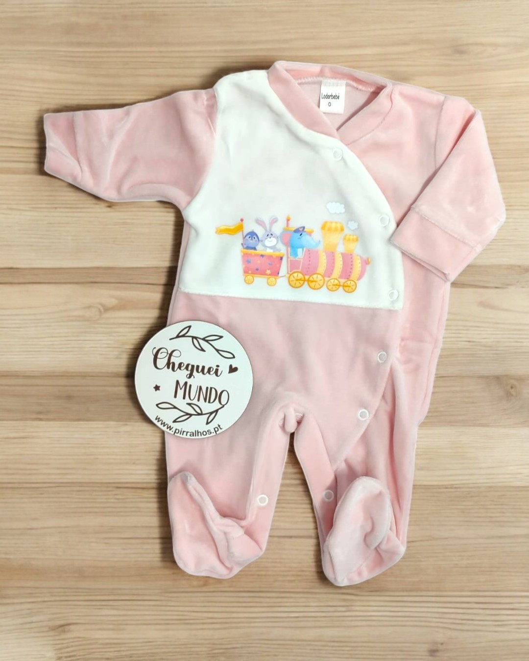 Macacão rosa e branco para bebé com ilustração de comboio e botões de pressão