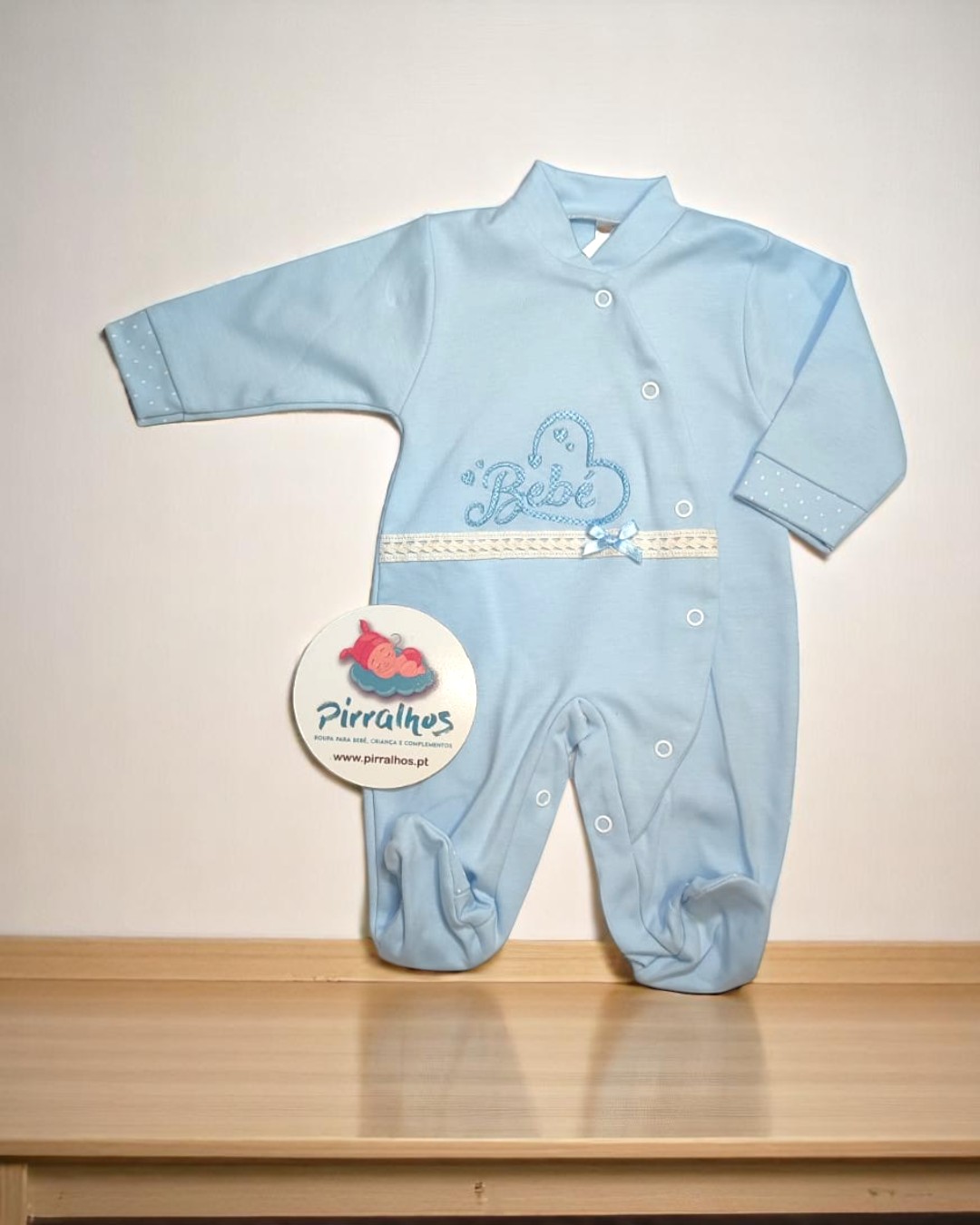 Pijama azul claro para bebé com fechos e bordado 'Bébé'