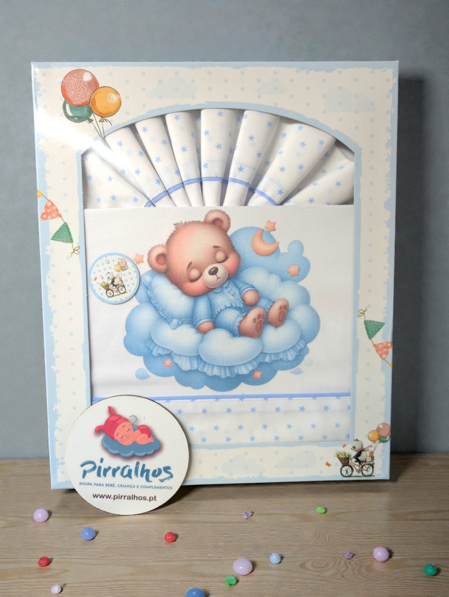 Caixa de roupa para bebé com padrão de estrelas azuis e imagem de urso bebé a dormir sobre nuvens azuis