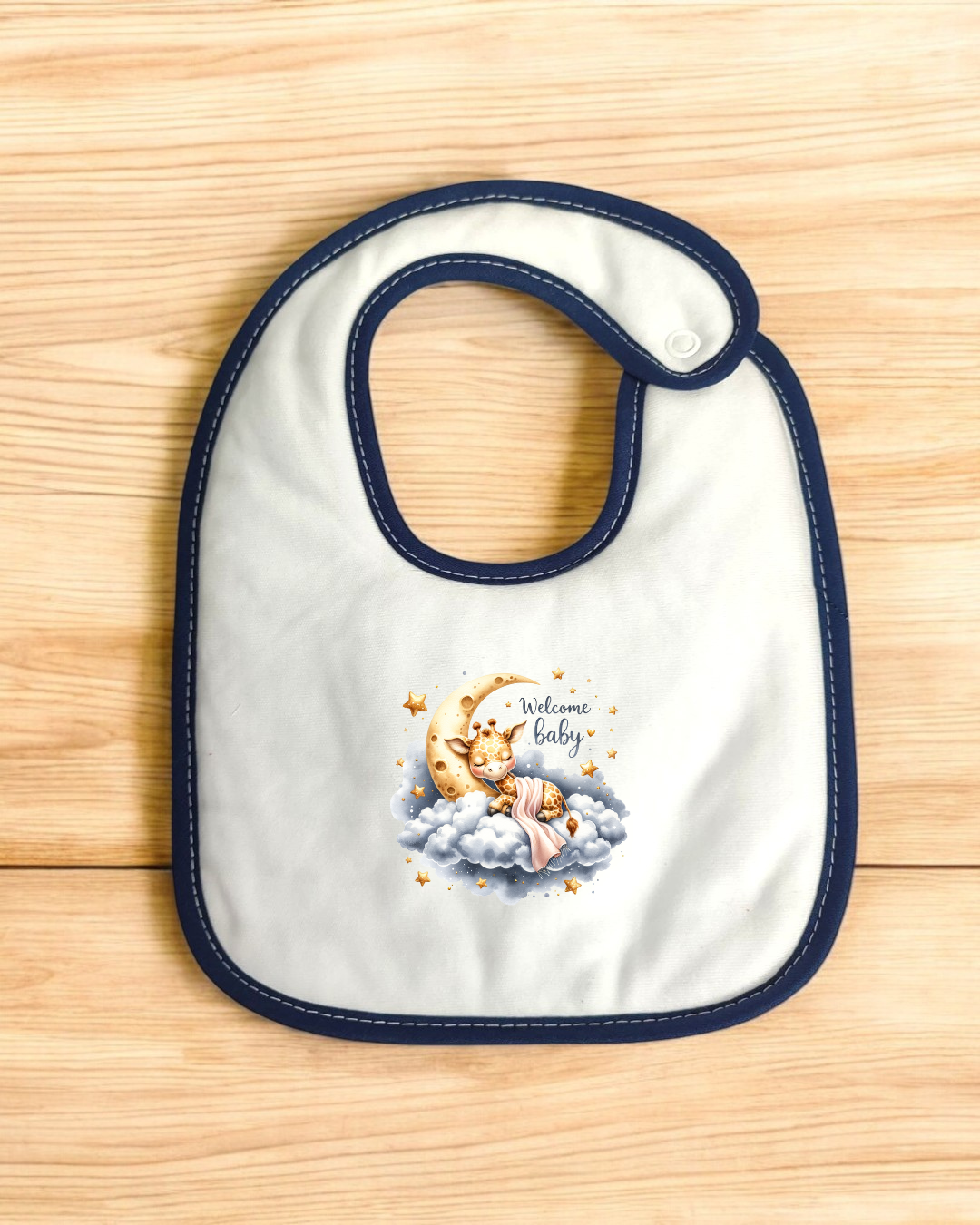 Babete branco com borda azul e estampado de lua, raposa e coelho em nuvens, texto Welcome baby.
