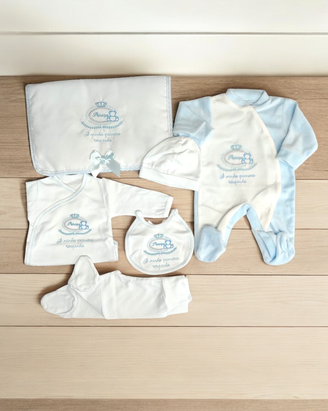 Conjunto roupa bebé branco e azul claro com bordados azuis e texto Pierre 8