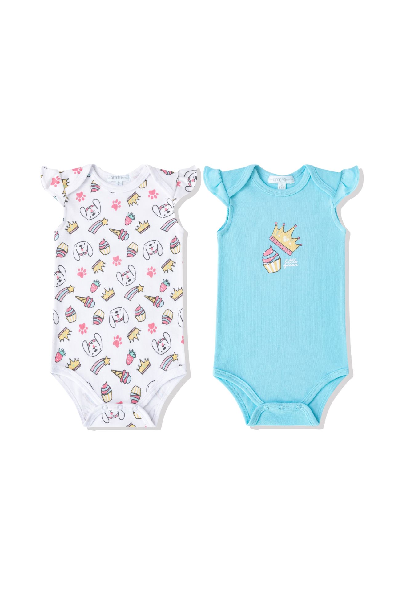 Conjunto de dois bodies de bebé, um branco com padrão colorido e outro azul claro com bordado.