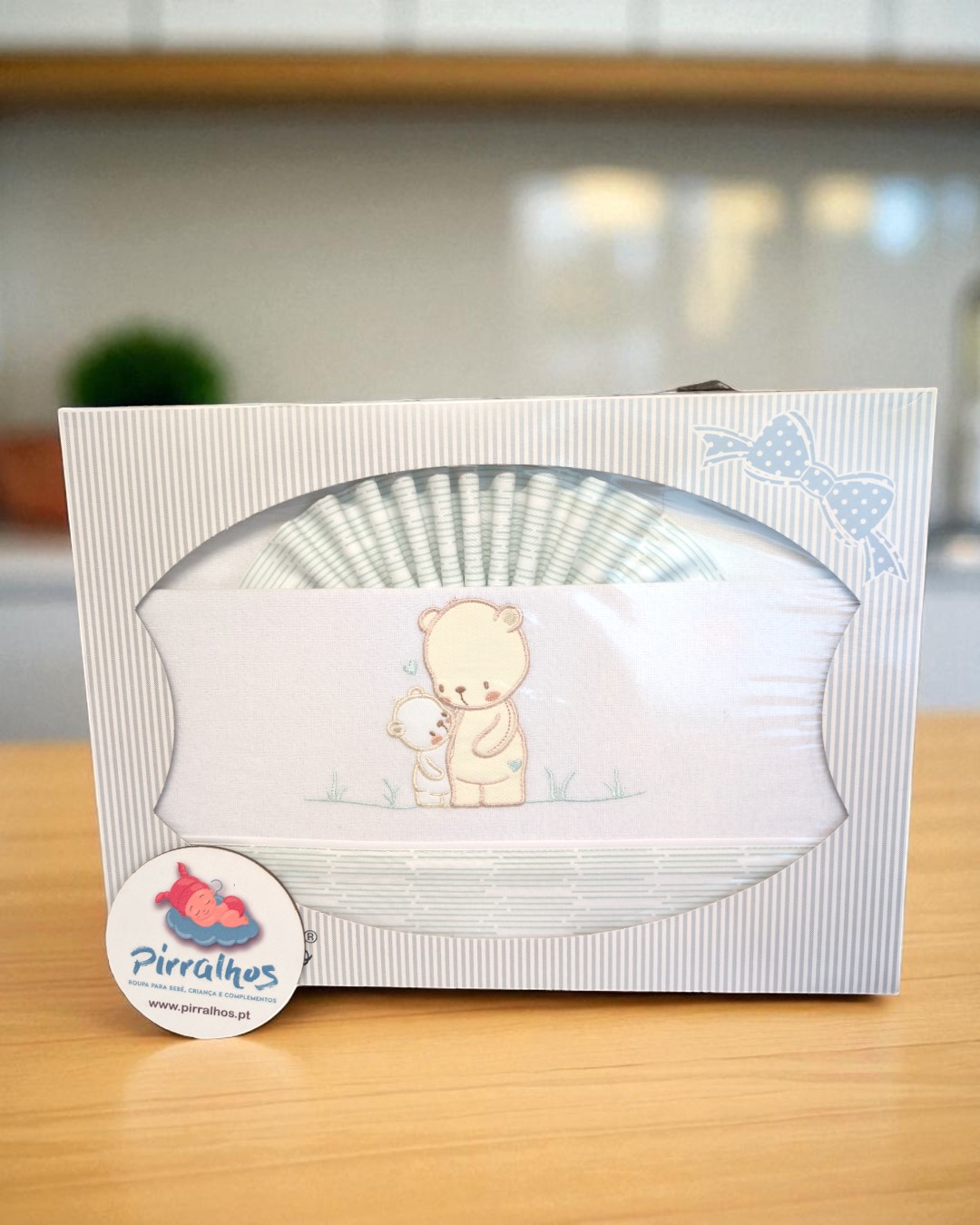 Conjunto de babetes para bebé com estampa de ursinhos em caixa branca com riscas e laço azul