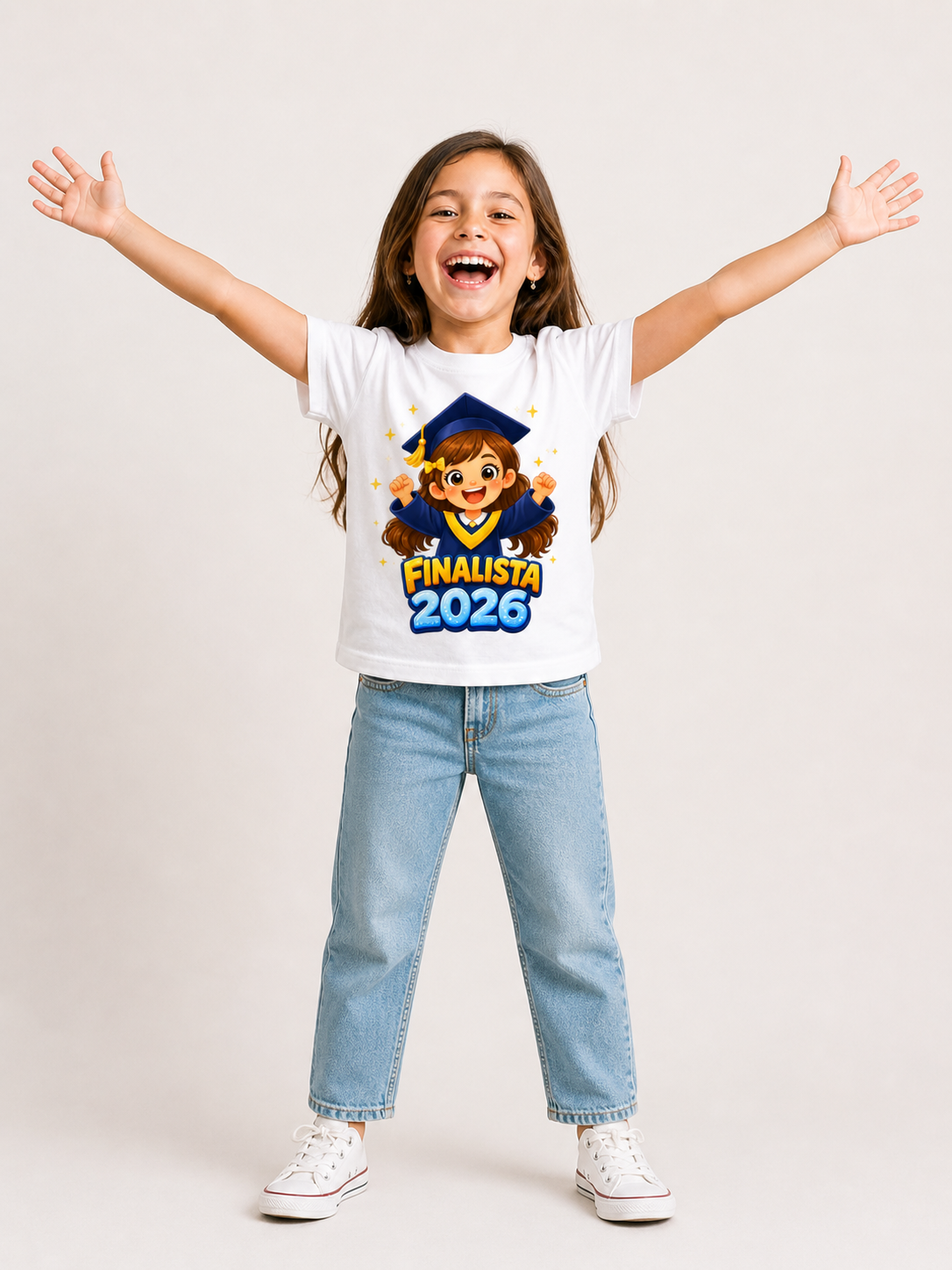 Menina com t-shirt branca estampada Finalista 2026