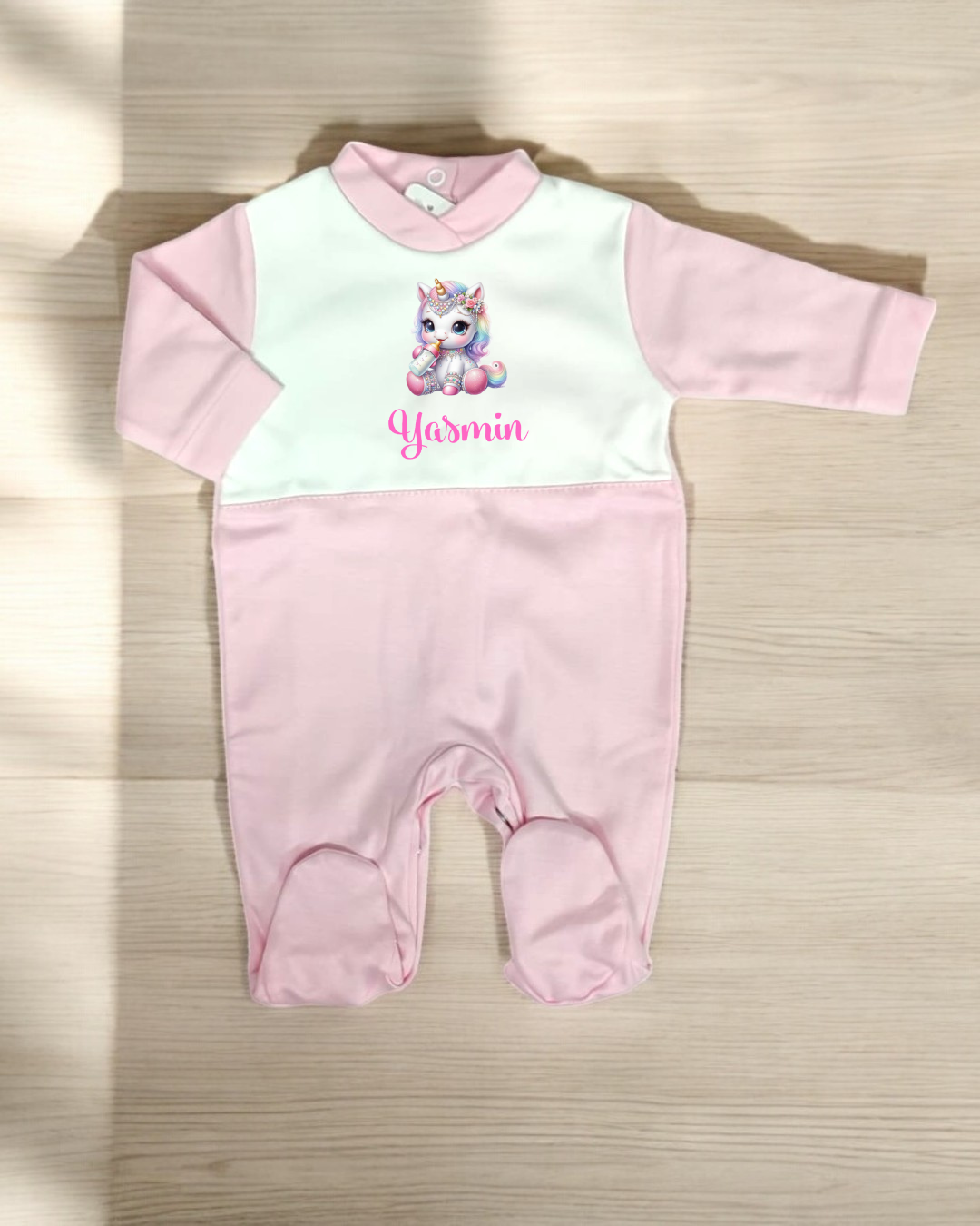 Macacão de bebé rosa e branco com unicórnio e nome Yasmin
