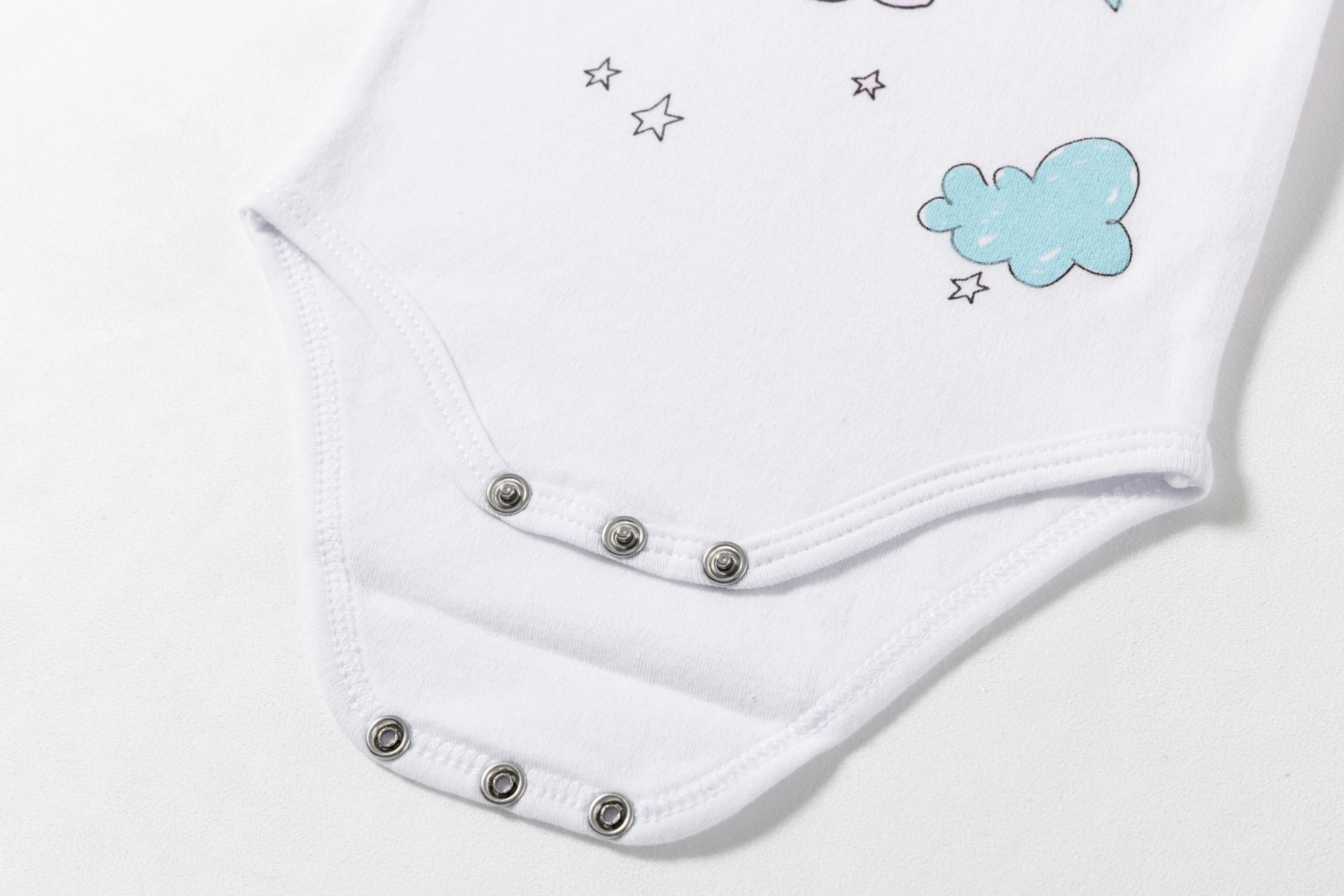 Body branco para bebé com fechos e estampados de estrelas e nuvem