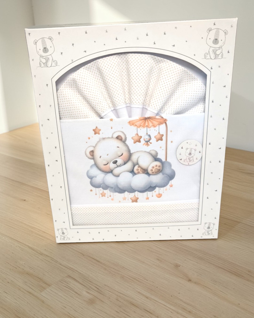 Conjunto roupa bebé branco com urso a dormir na nuvem em caixa branca com estrelas e ursos.
