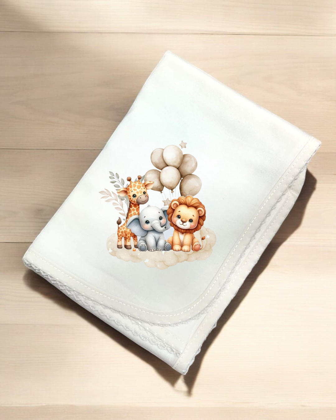 Fralda branca com estampa de animais e balões sobre fundo de nuvem.