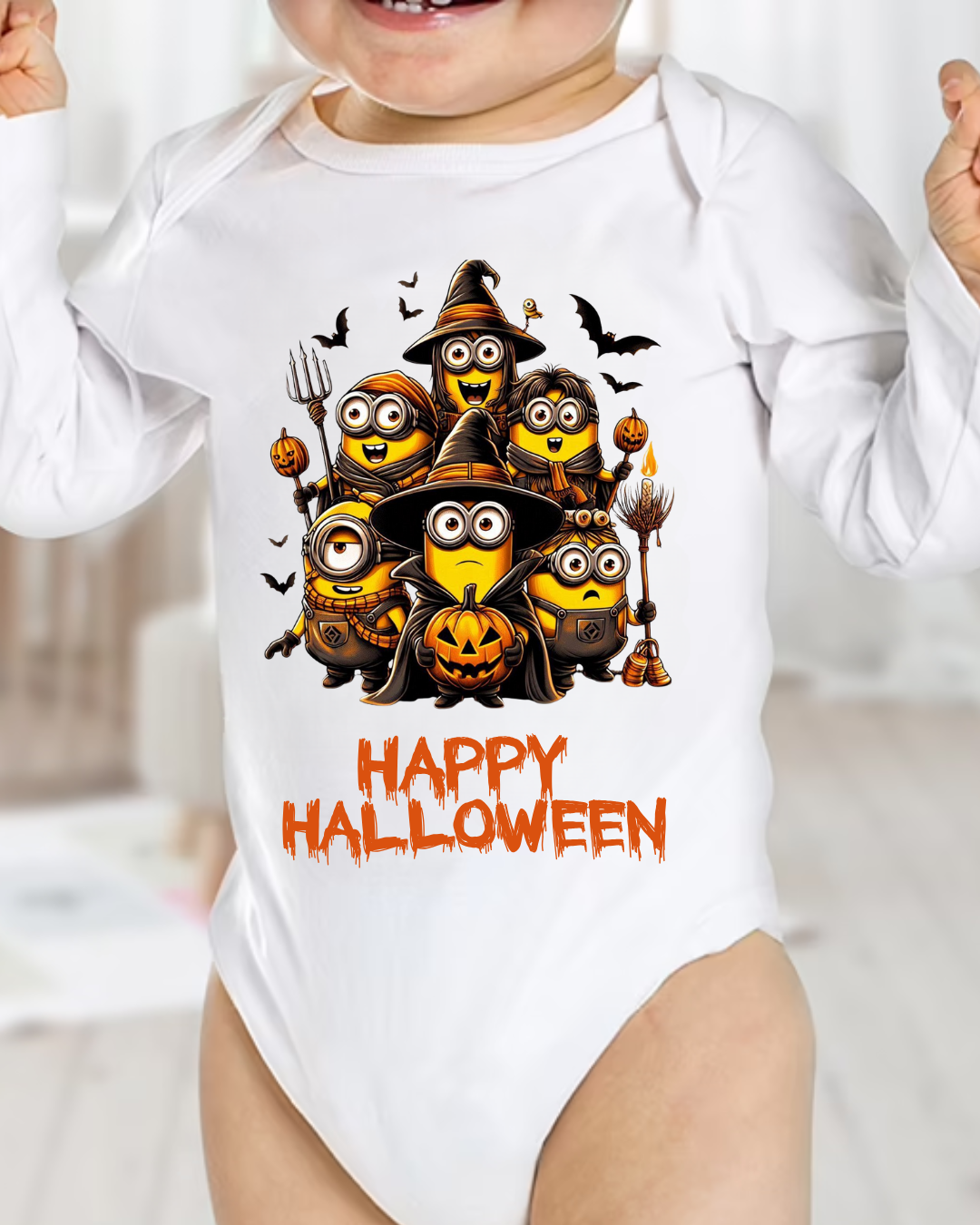 Body de bebé branco com personagens estilo Minions fantasiados de Halloween e texto 'HAPPY HALLOWEEN'.