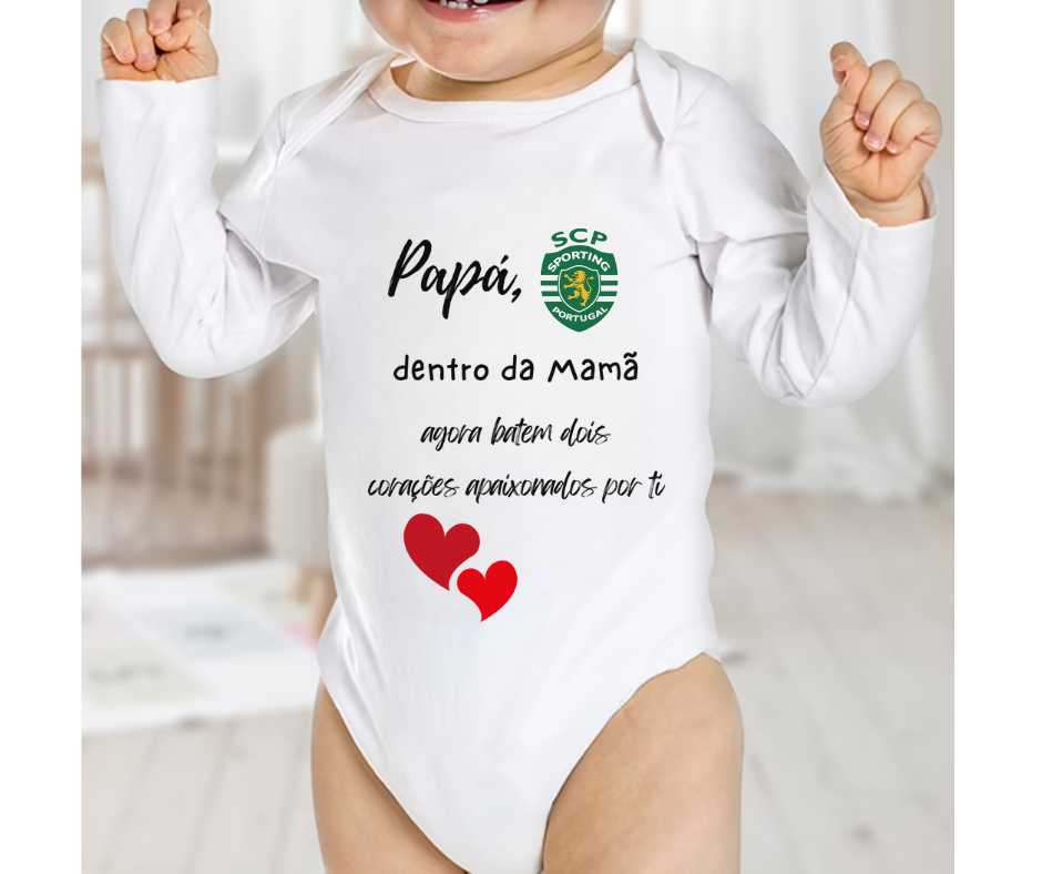 Body branco de bebé manga comprida com texto e logo SCP