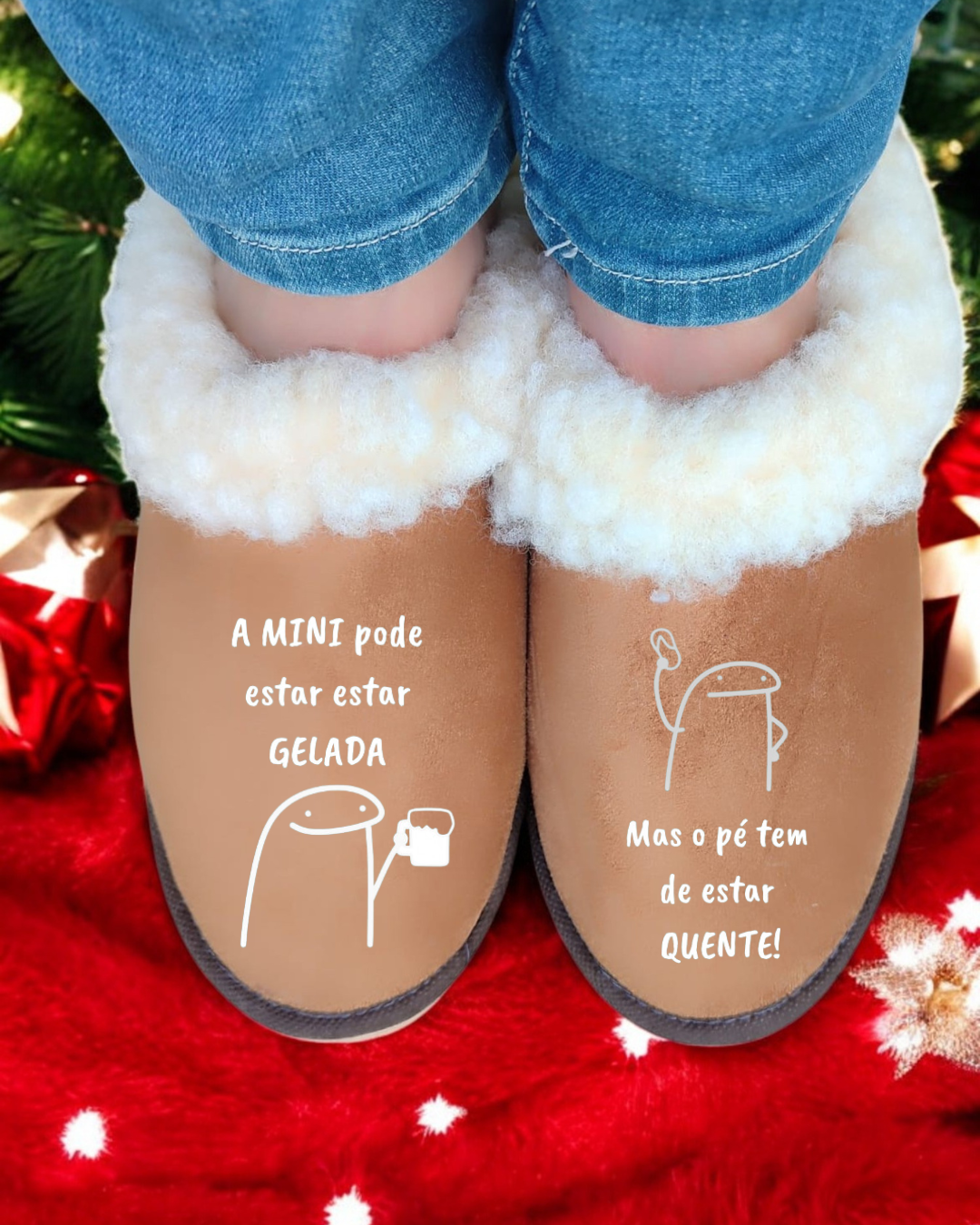 Pantufas castanhas com pelo branco e texto divertido, calças jeans azuis e fundo natalício