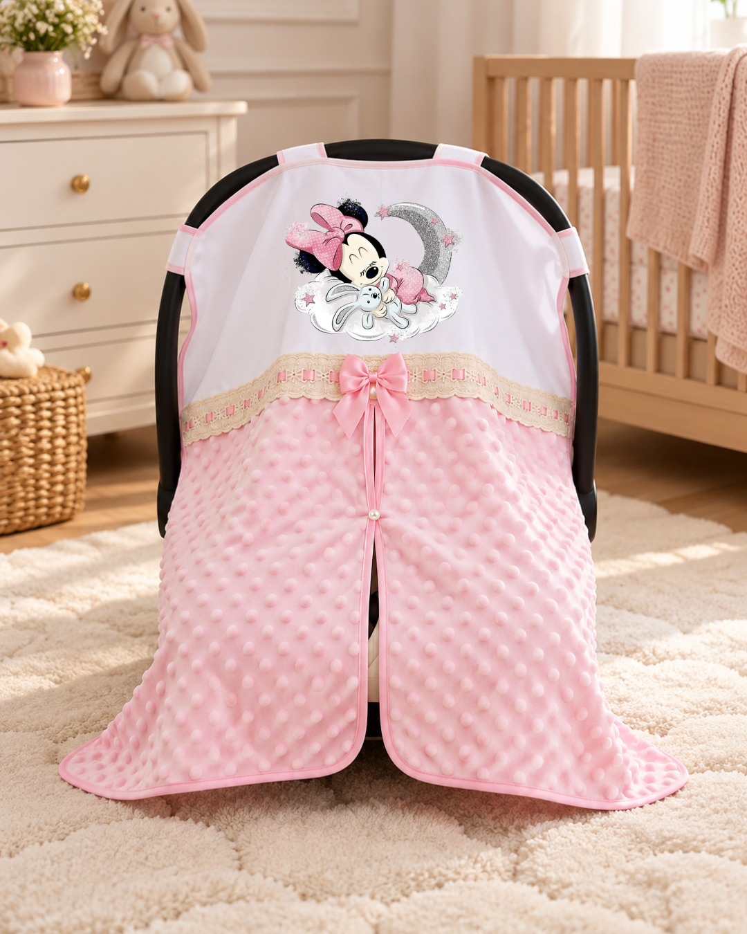 Capa rosa para cadeirinha de bebé com laço e imagem da Minnie a dormir.