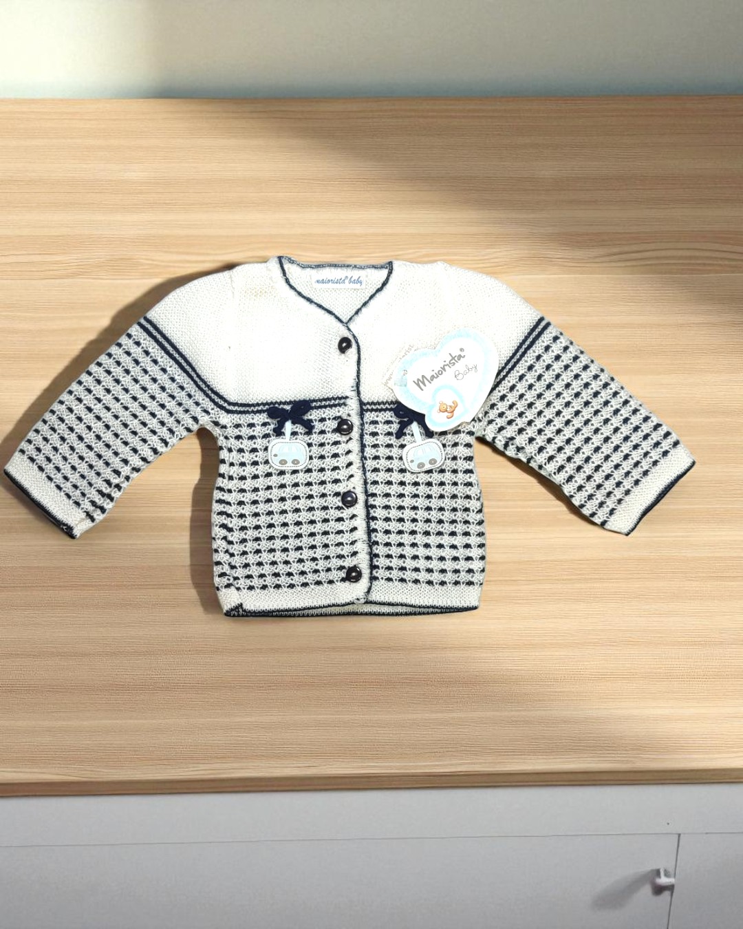 Casaco de malha branco e azul escuro para bebé com padrão xadrez e botões