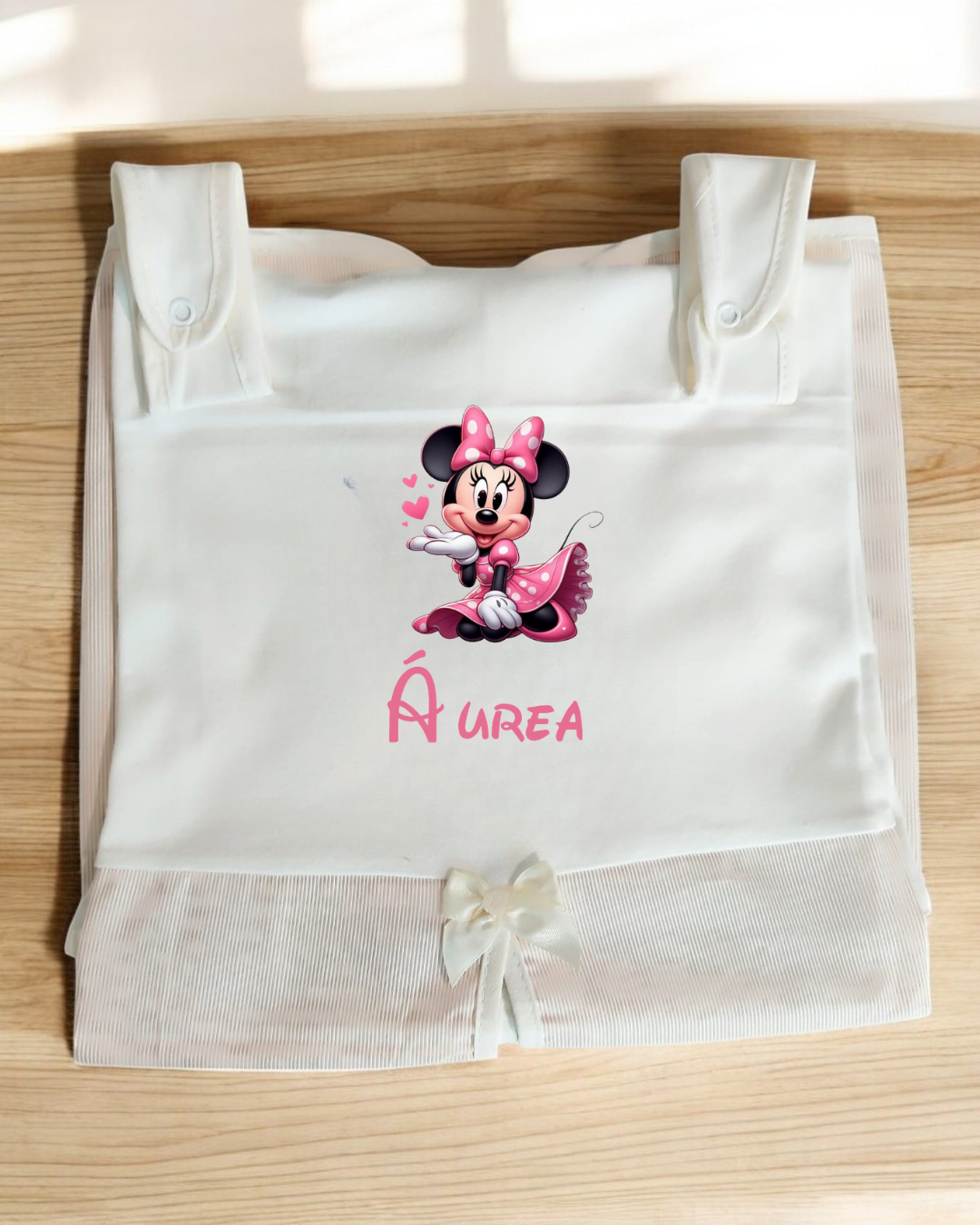 Fralda de pano branca com personagem Minnie Mouse e texto ÁUREA