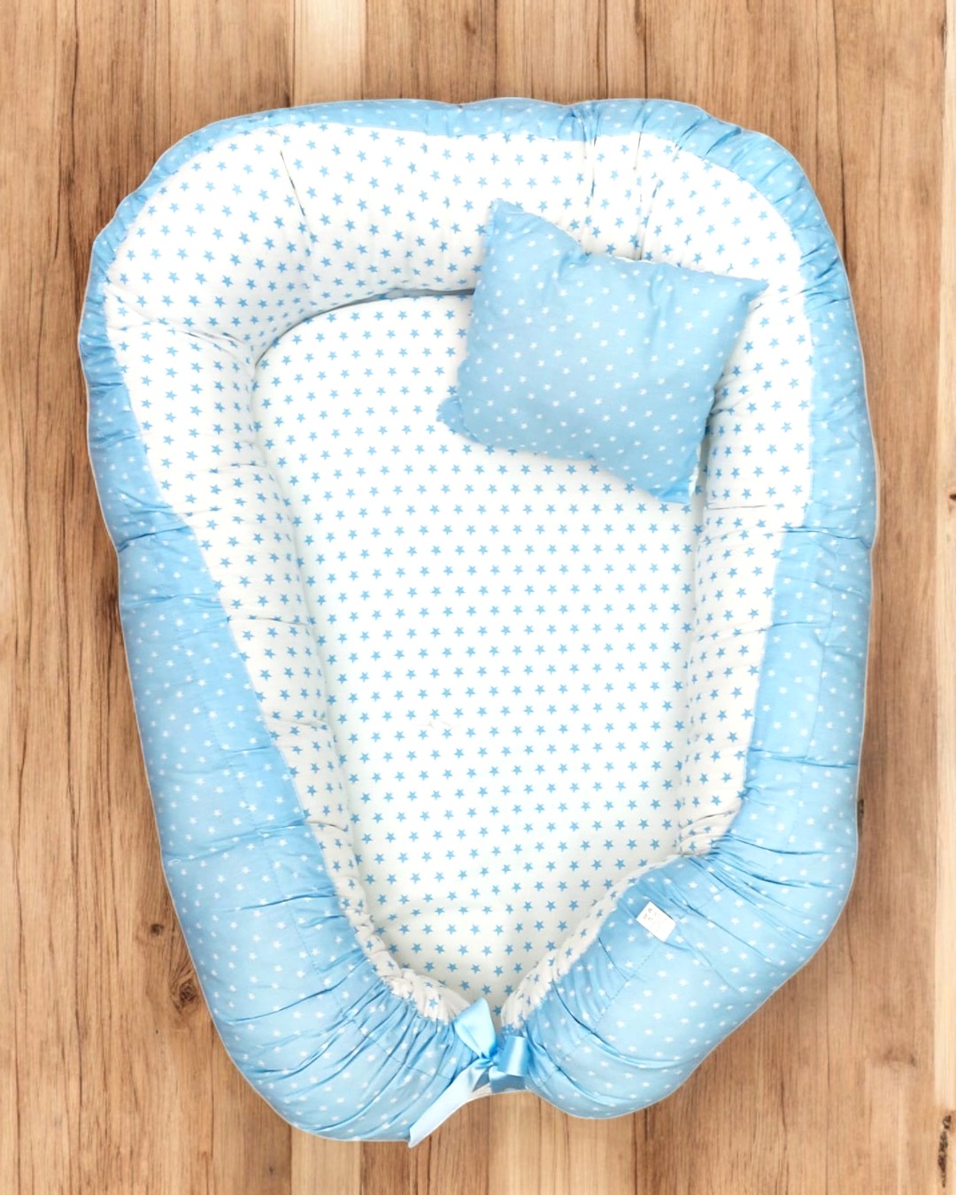 Ninho para bebé azul e branco com estrelas azuis