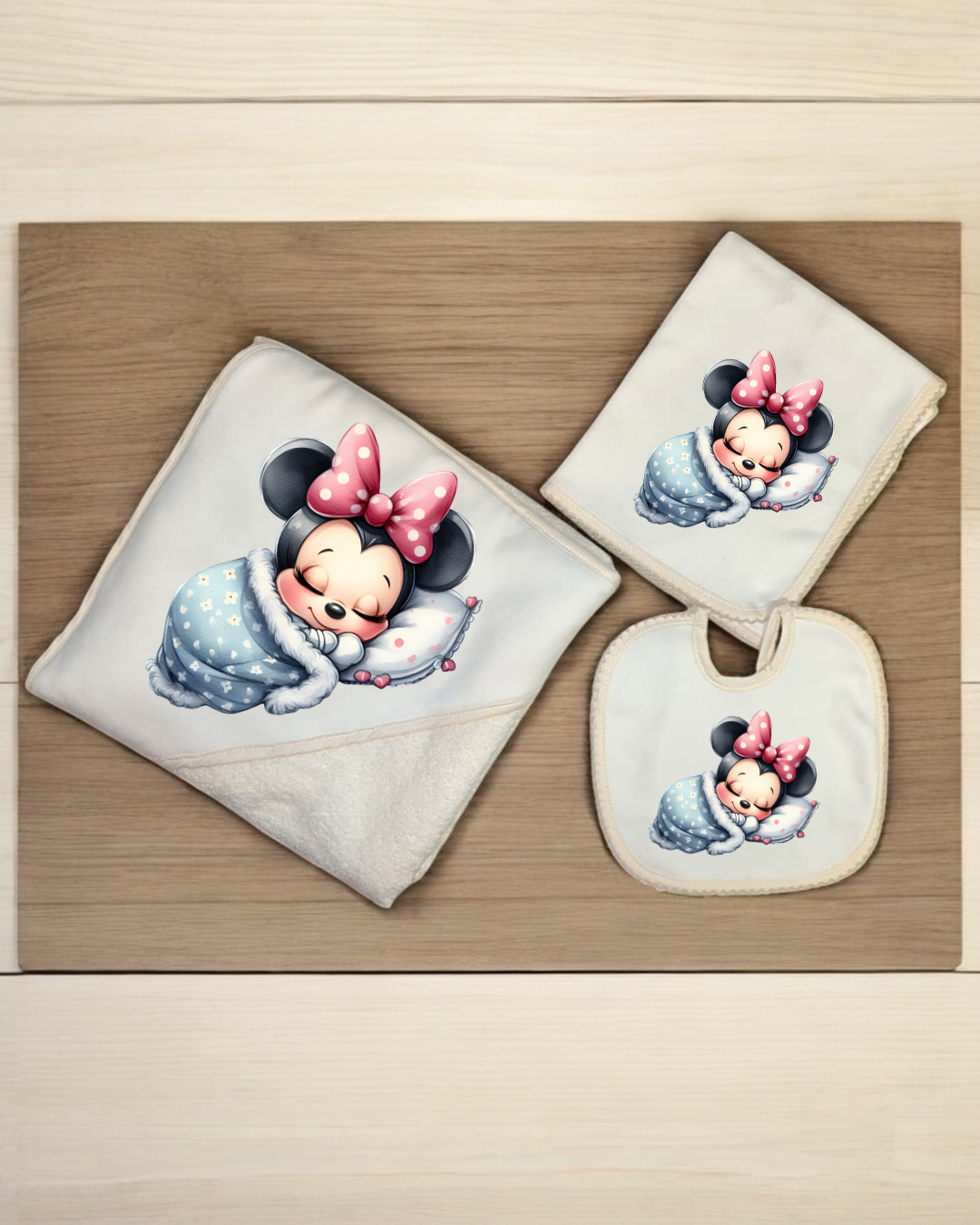 Conjunto de bebé com manta, toalha e babete com imagem da Minnie bebé a dormir
