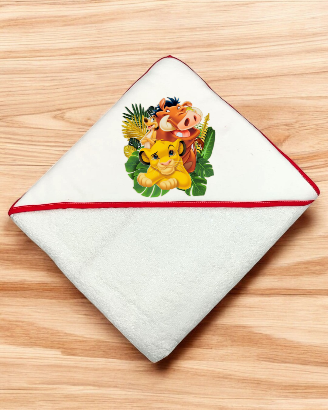 Toalha branca com capuz e personagens do Rei Leão bordados
