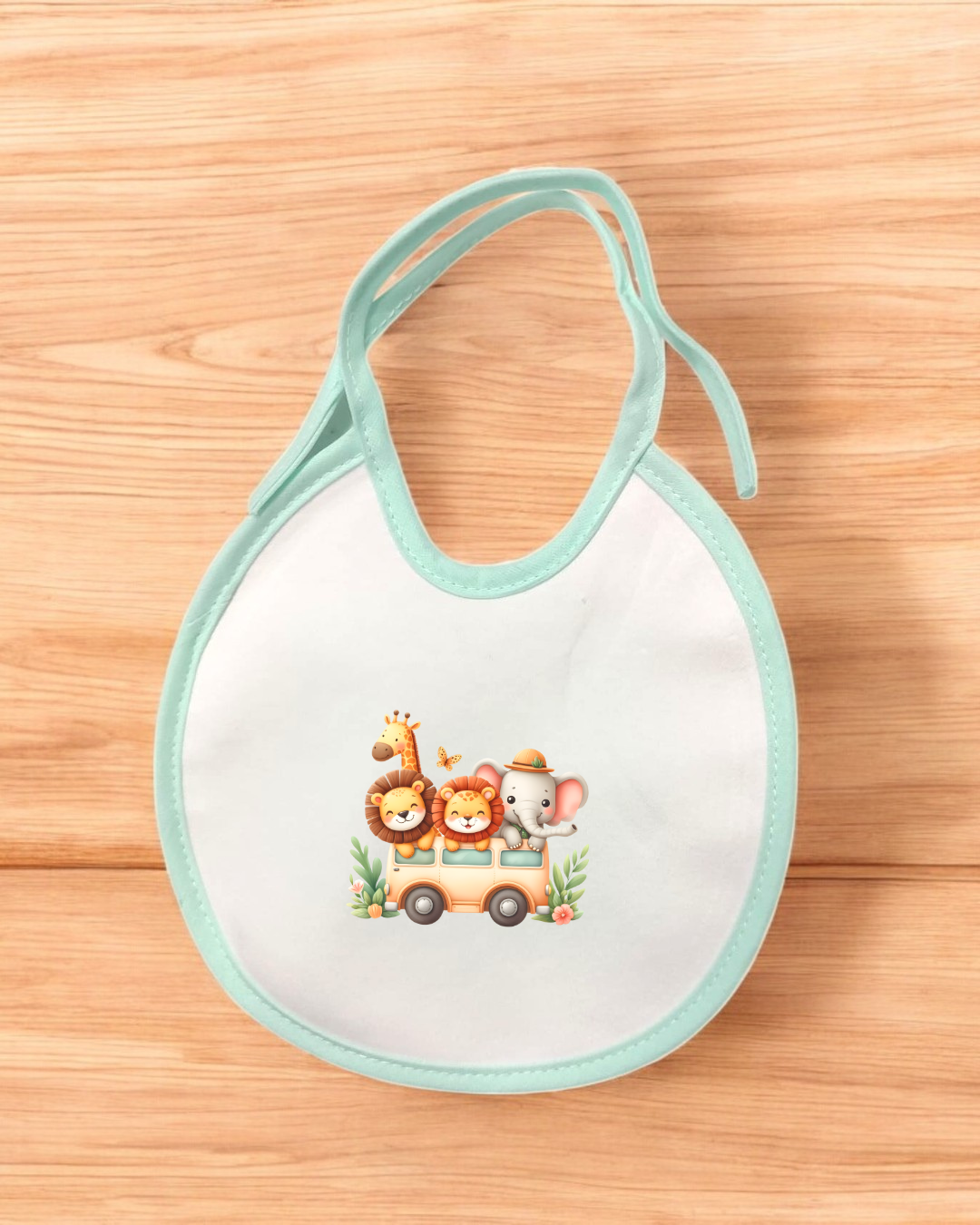 Babete branco com contorno azul claro e desenho de animais num carro