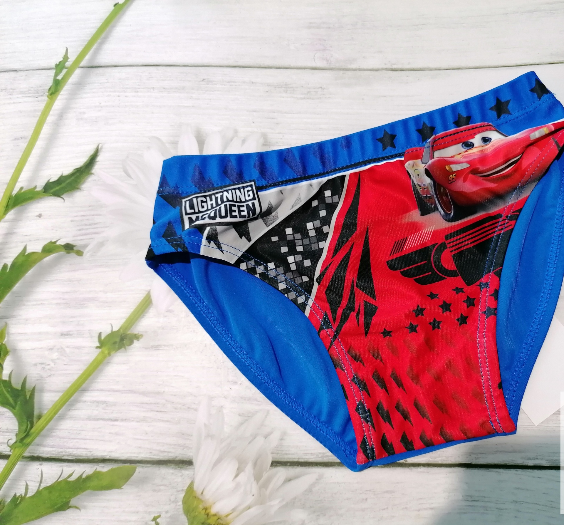 Cueca de banho infantil azul e vermelha com Lightning McQueen