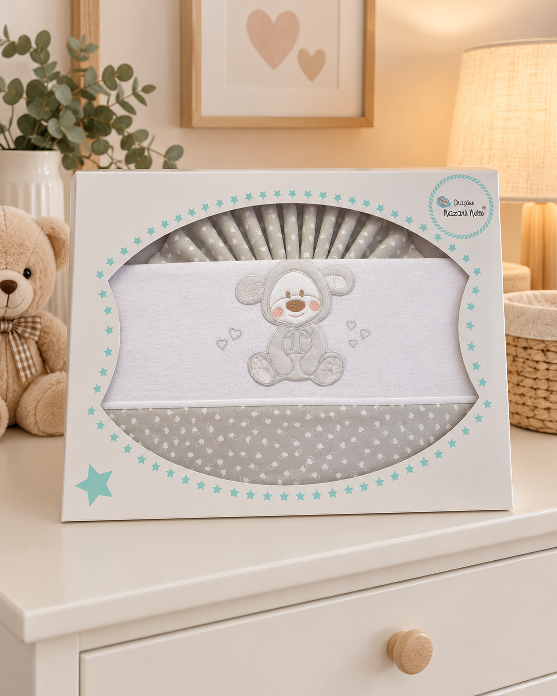 Conjunto roupa cama bebé cinzento branco com ursinho bordado em caixa branca decorada.