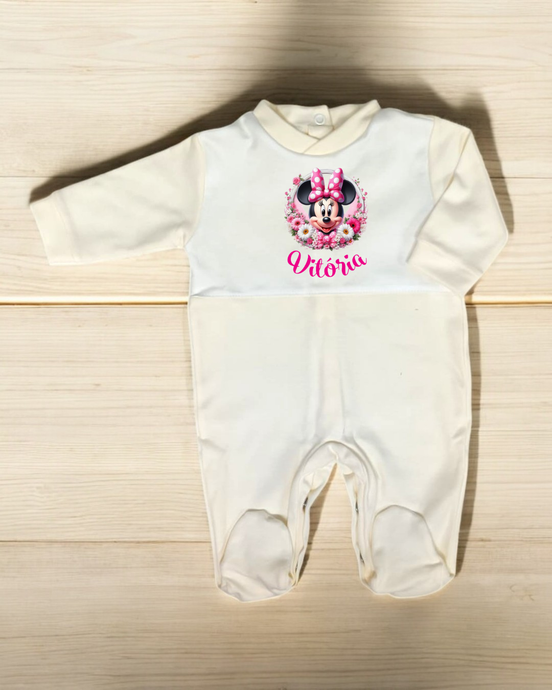 Macacão branco creme para bebé com estampa de Minnie Mouse e texto 'Vitória'