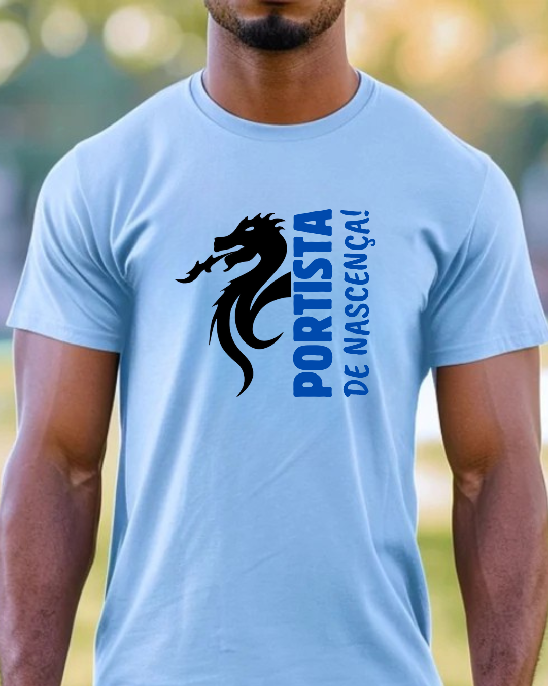 T-shirt azul clara com dragão preto e texto azul 'PORTISTA DE NASCENÇA!'