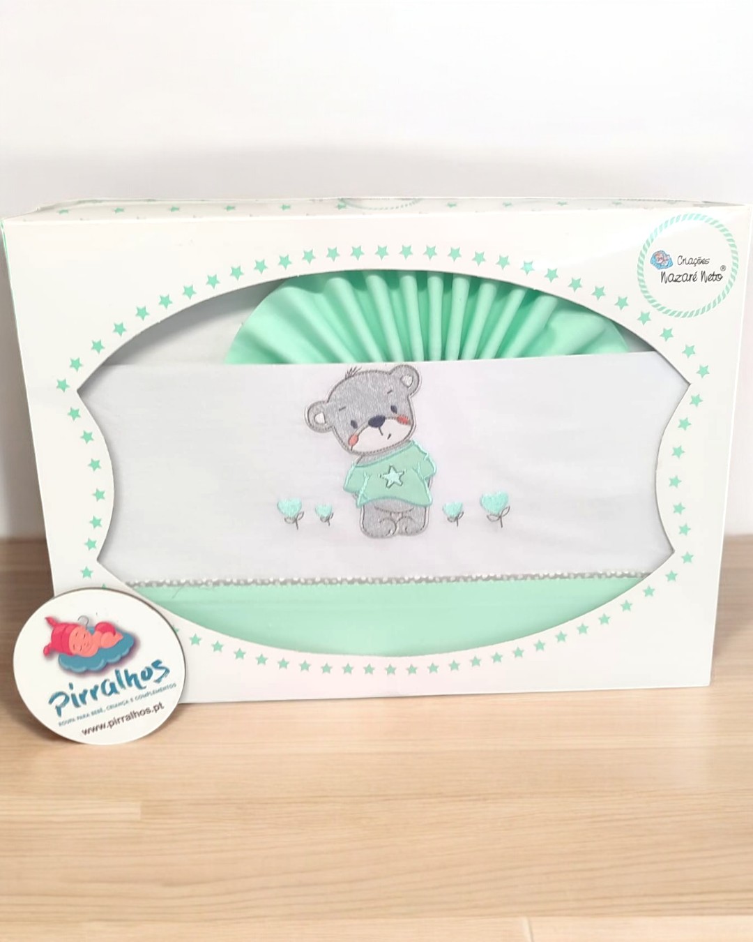 Jogo de cama para bebé com urso bordado em branco e verde