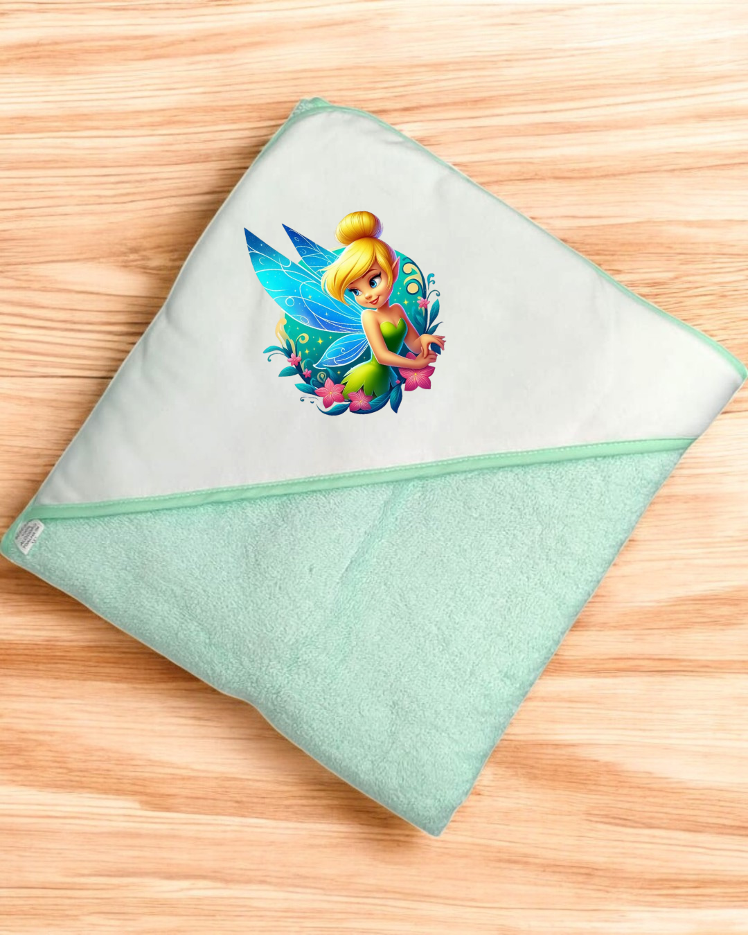 Toalha de bebé verde claro com capuz branco e estampa da fada Sininho.