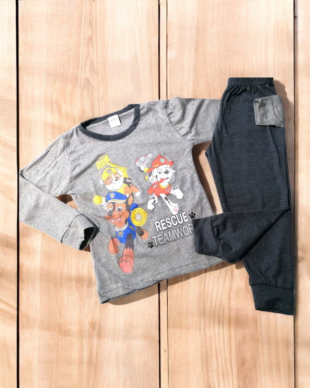 Pijama infantil com estampa da Patrulha Pata e calças pretas