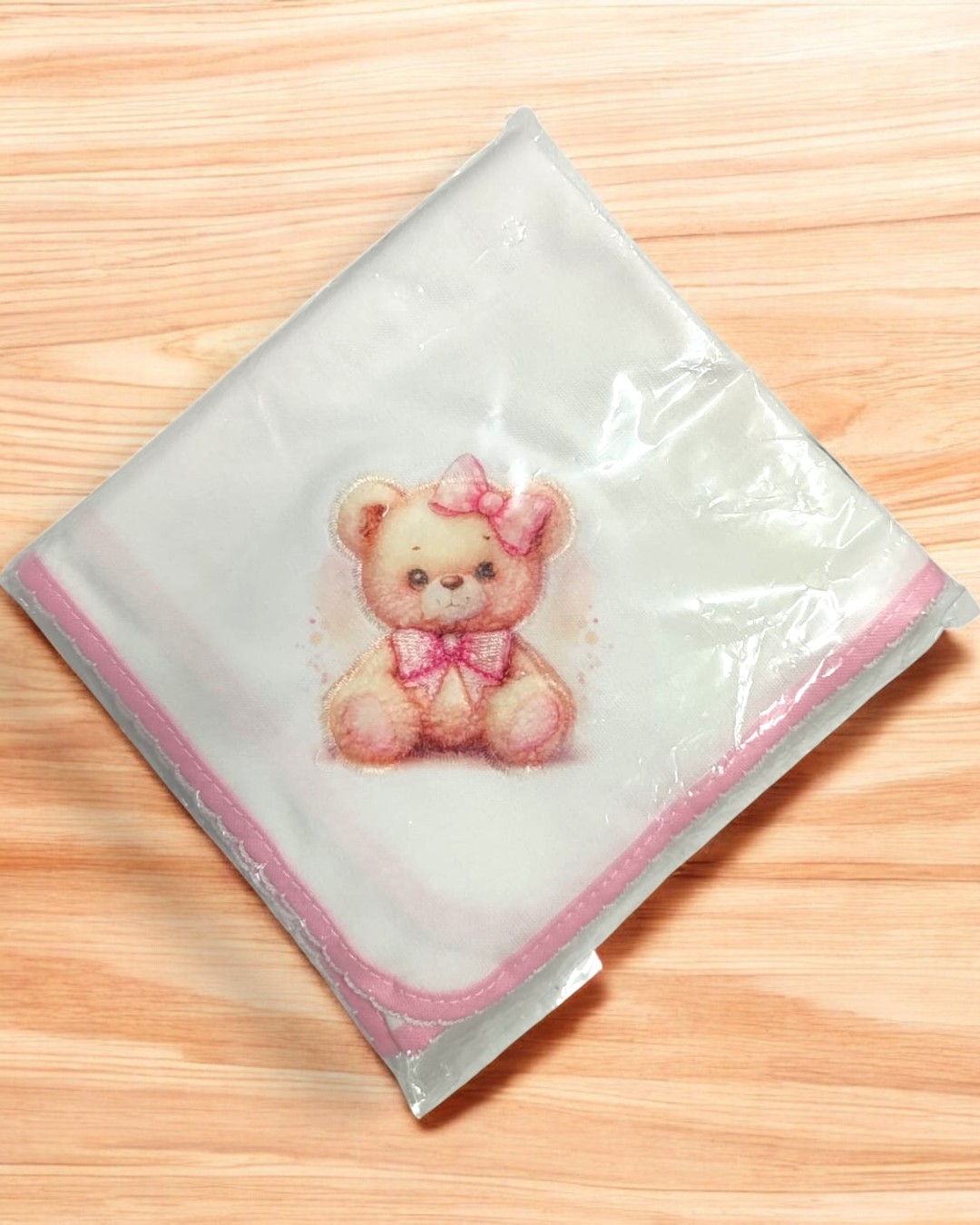 Lenço branco com estampa de ursinho e borda rosa